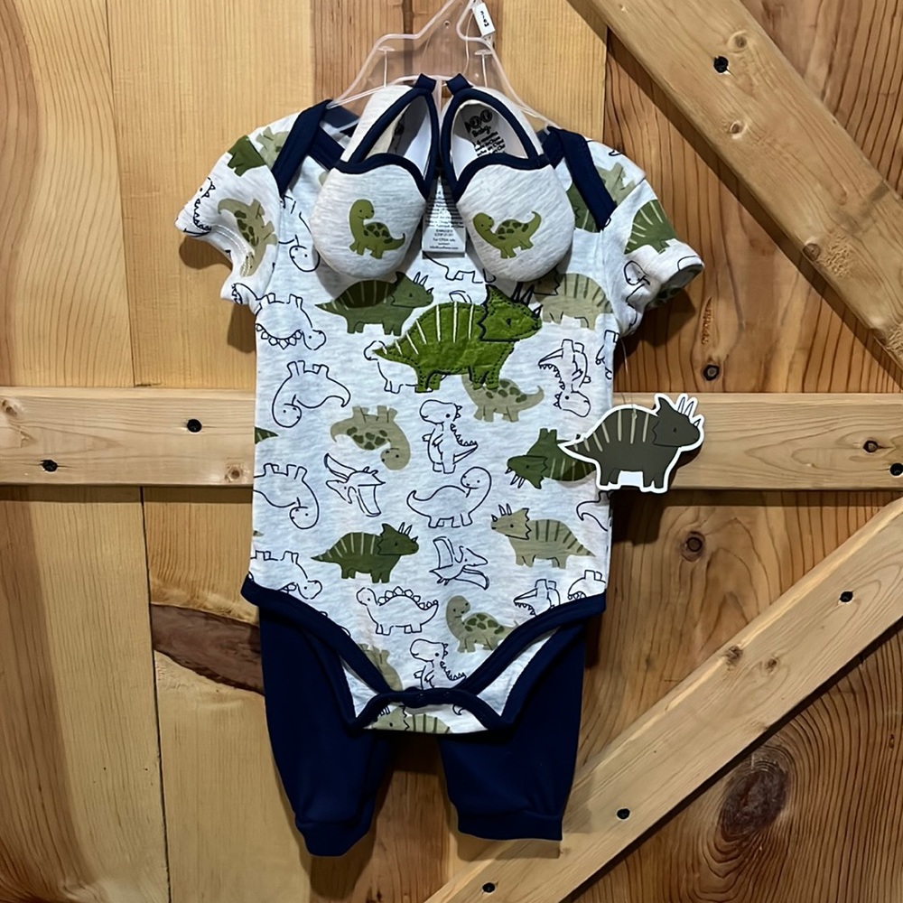 New with tags CJP Baby 3 Piece dinosaurset 3-6 months bodysuit pants and shoes